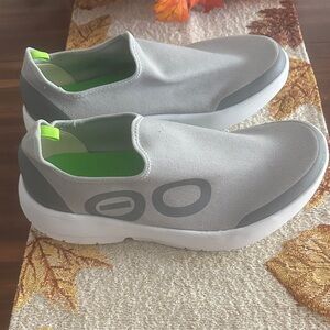 Men’s oofos new without box size 10